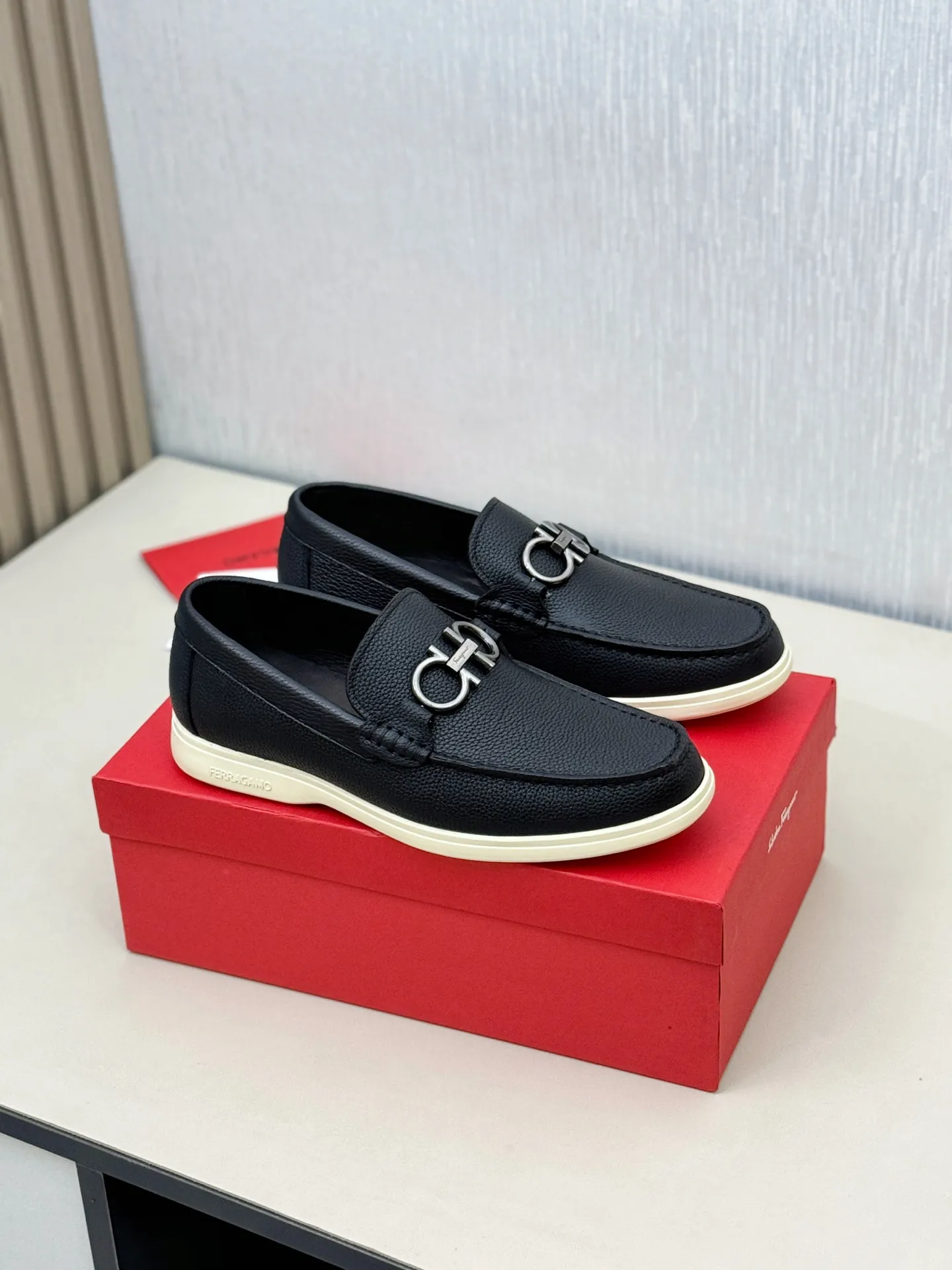 [Ferragamo] P: 580💰 Number of yards: 38~44 (45 orders are non-returnable) Ferragam's new men's driving shoes, the fabric is made of imported cowhide, with visible texture, heavy industrial stitching, dyed calfskin inside, standard logo cowhide feet, big-name experience, soft and comfortable on the feet, a men's favorite, special non-slip and wear-resistant rubber soles, easy to handle various occasions, with original box packaging!